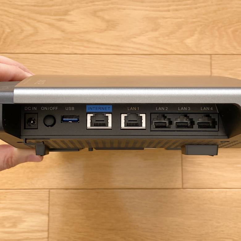 BUFFALO WXR-6000AX12S側面のインターフェース