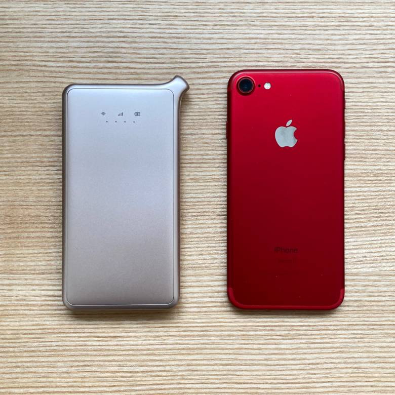WeBe!のルーター端末はU2SサイズはiPhoneより少し小さいくらい