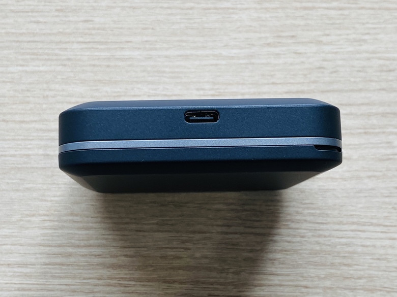 FS040WのUSB-C充電ポート