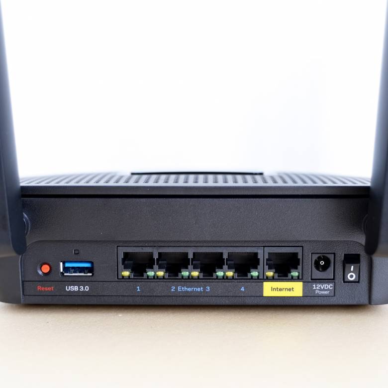 Linksys MR9000X AC3000背面のインターフェース