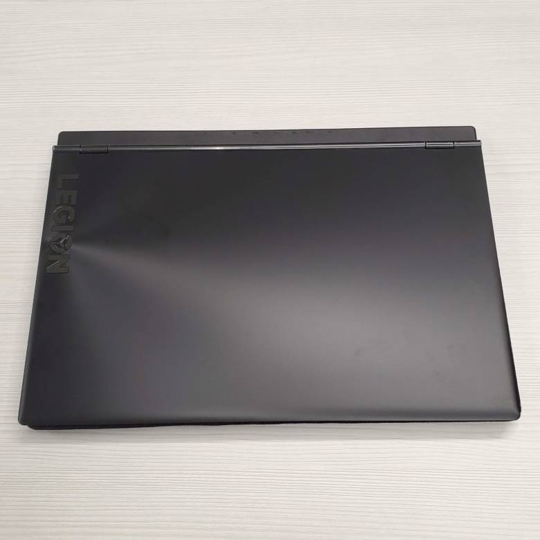 Legion Y540(17)の本体カラーはブラック