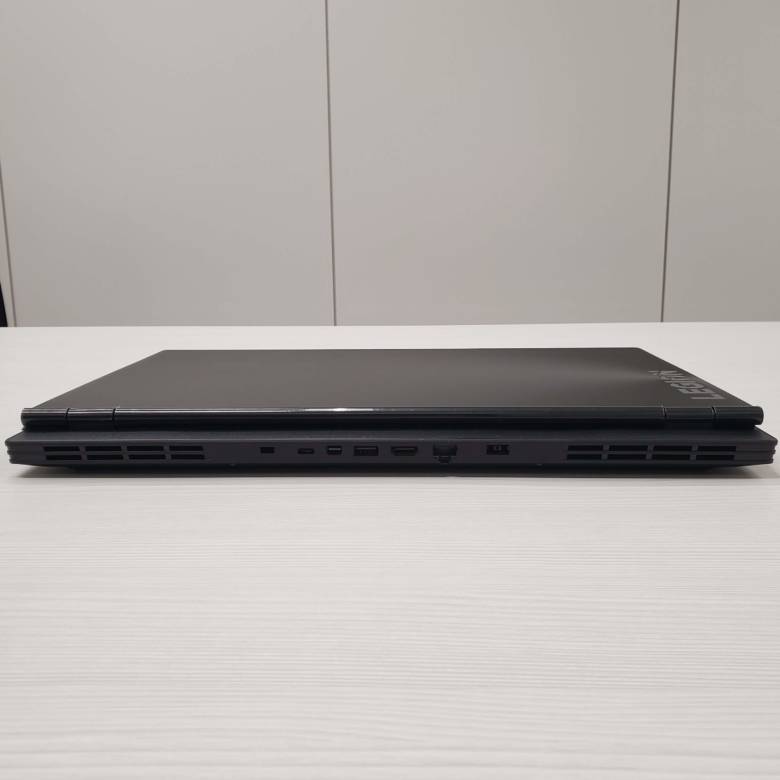 Legion Y540(17)は薄く仕上がっている
