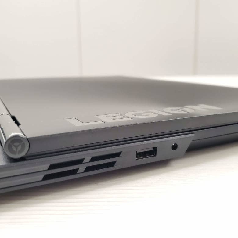 Legion Y540(17)の左側面インターフェース