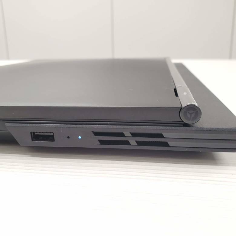 Legion Y540(17)の右側面インターフェース