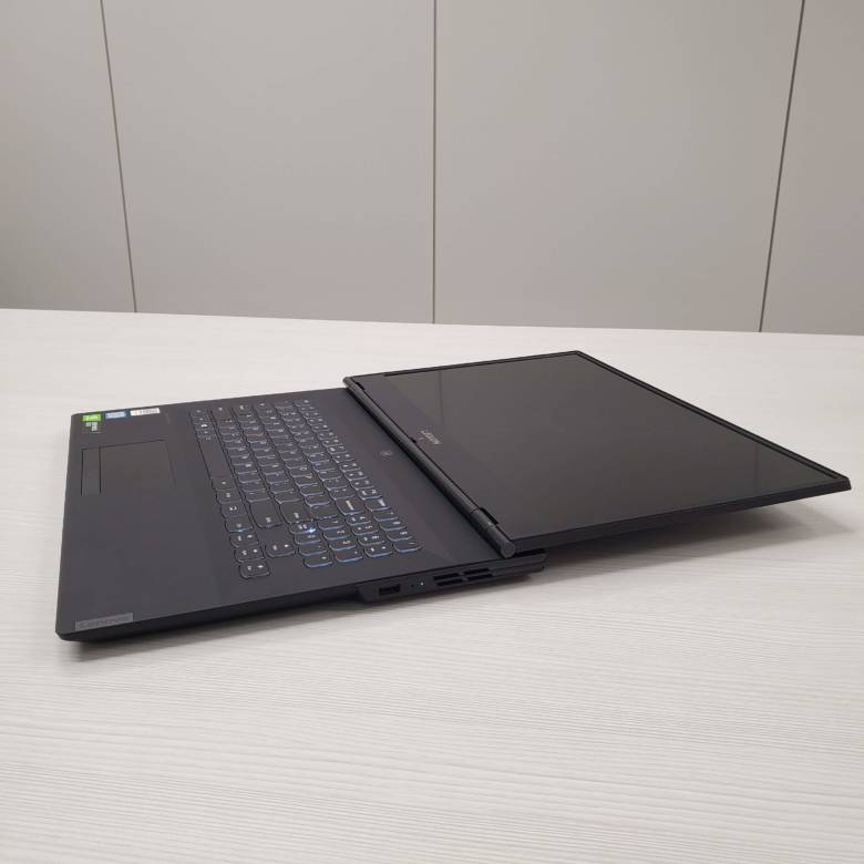 Legion Y540(17)のディスプレイは180°程度まで倒れる