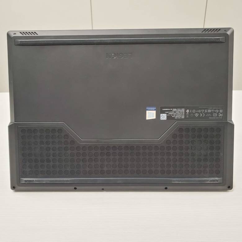Legion Y540(17)の底面には空冷用のスリット