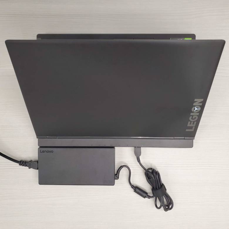 Legion Y540(17)のACアダプターのサイズはそれなりに大きい