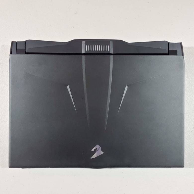 AORUS 17の本体カラーはブラック