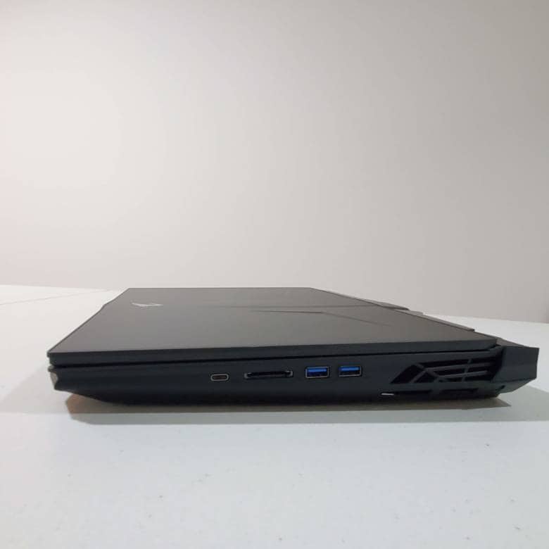 AORUS 17の右側面インターフェース