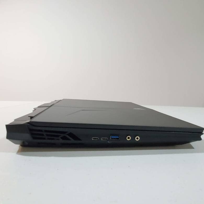 AORUS 17の左側面インターフェース