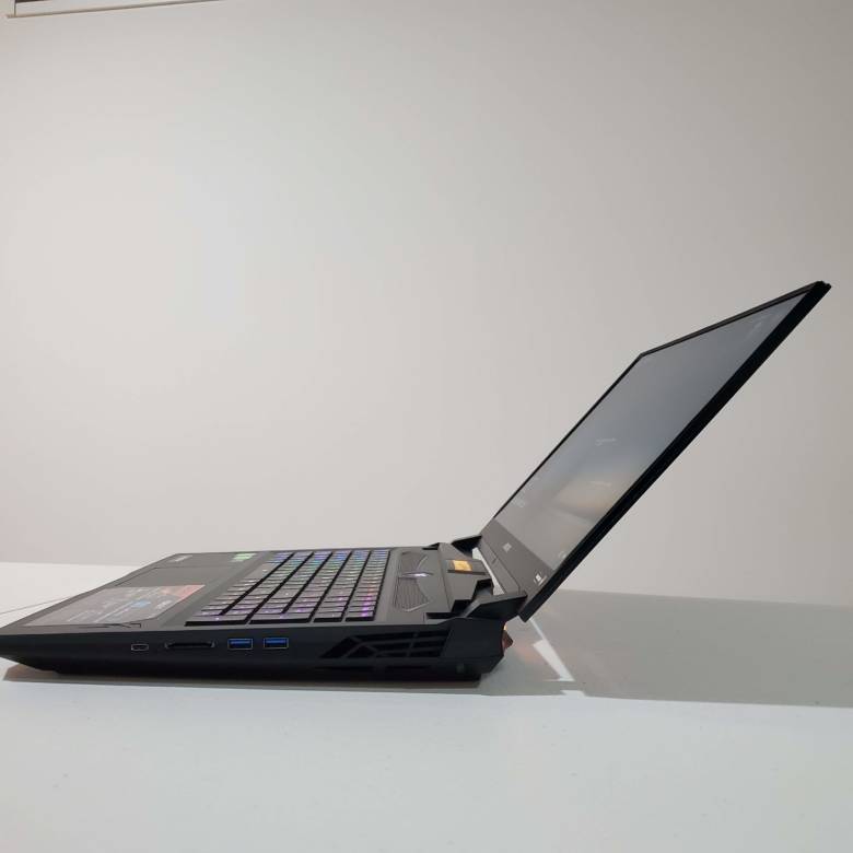 AORUS 17の液晶ディスプレイは120°程度まで倒れる