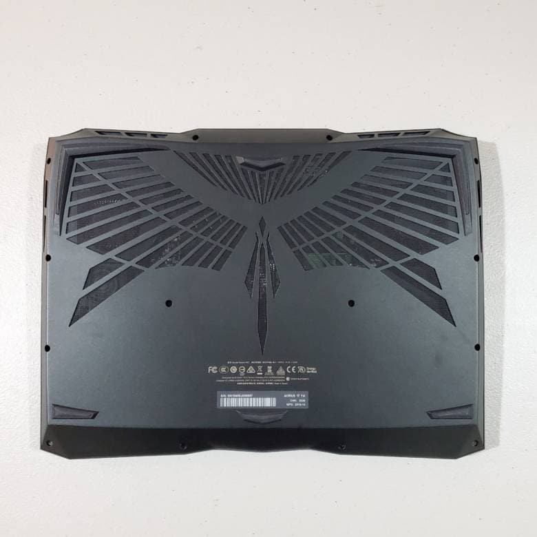 AORUS 17の底面には空冷用のスリット