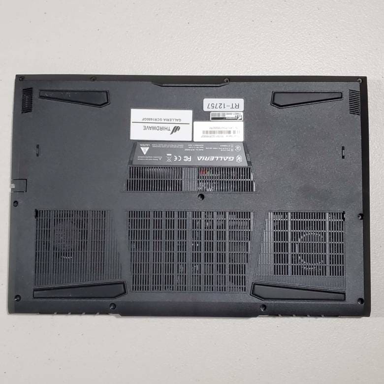GALLERIA GCR1650GF7の底面には空冷用のスリット