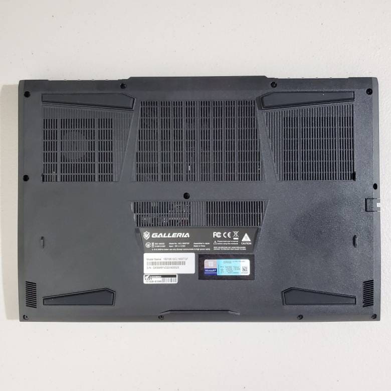 GALLERIA GCL1650TGFの底面には空冷用のスリット