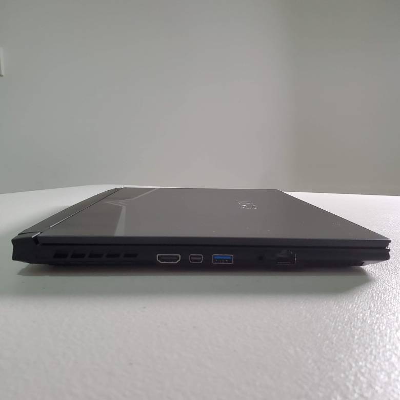 GIGABYTE AERO 15の左側面インターフェース
