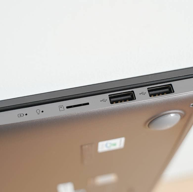 ASUS VivoBook S15 S533EAの右側面インターフェース