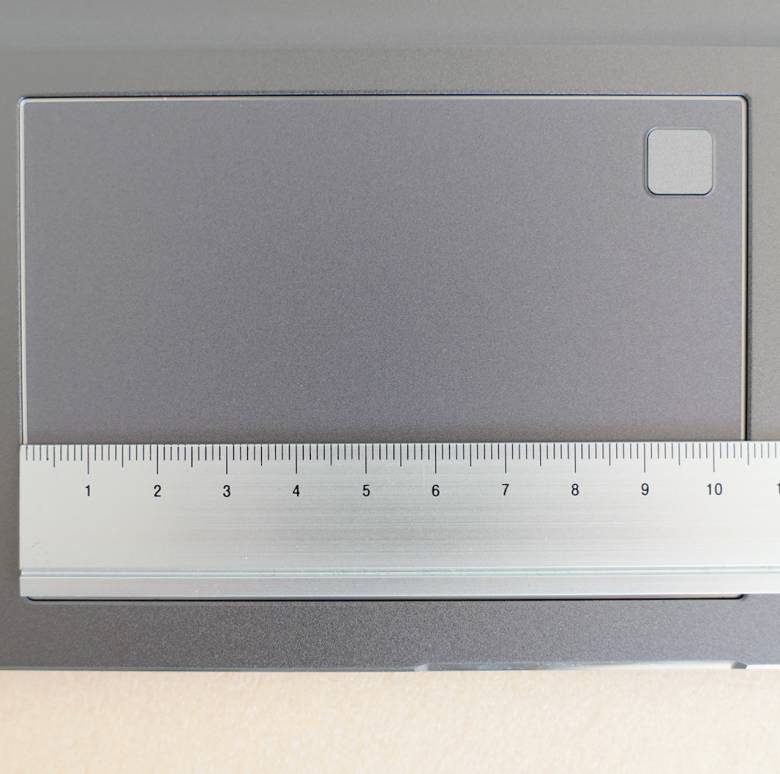 ASUS VivoBook S15 S533EAのタッチパッド横幅は約10.5cm