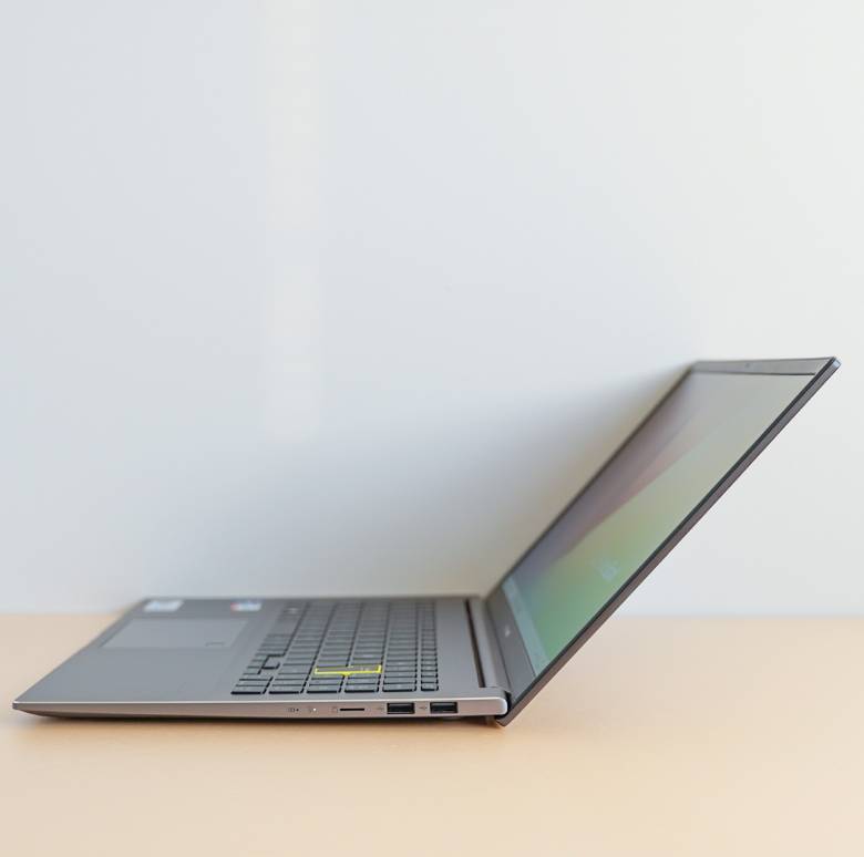 ASUS VivoBook S15 S533EAのヒンジ部は150°まで開く