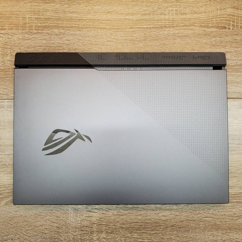 ASUS ROG Strix G17 G713QRの本体カラーはガンメタの質感が良いボディ