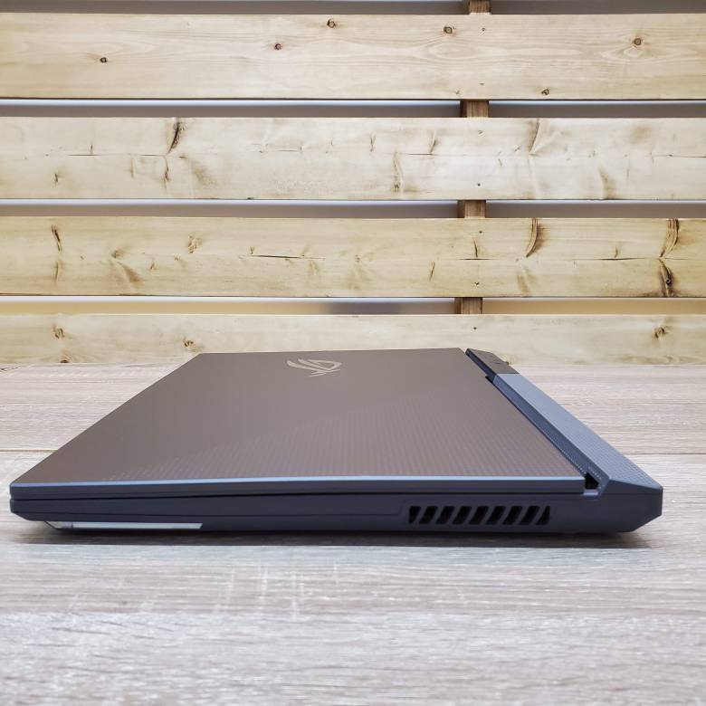 ASUS ROG Strix G17 G713QRの右側面インターフェース