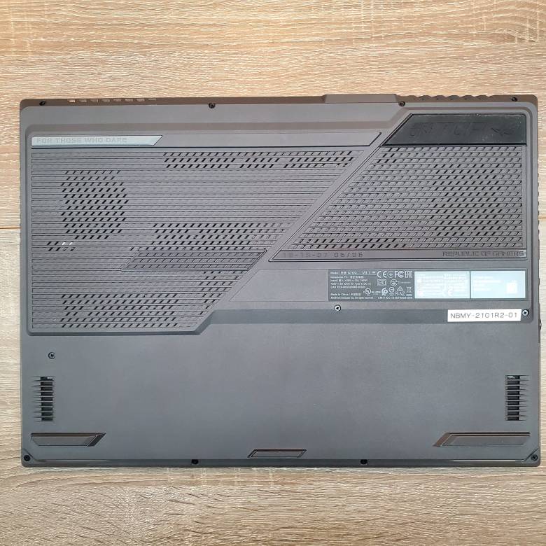 ASUS ROG Strix G17 G713QRのゲーミングPCらしいライティング
