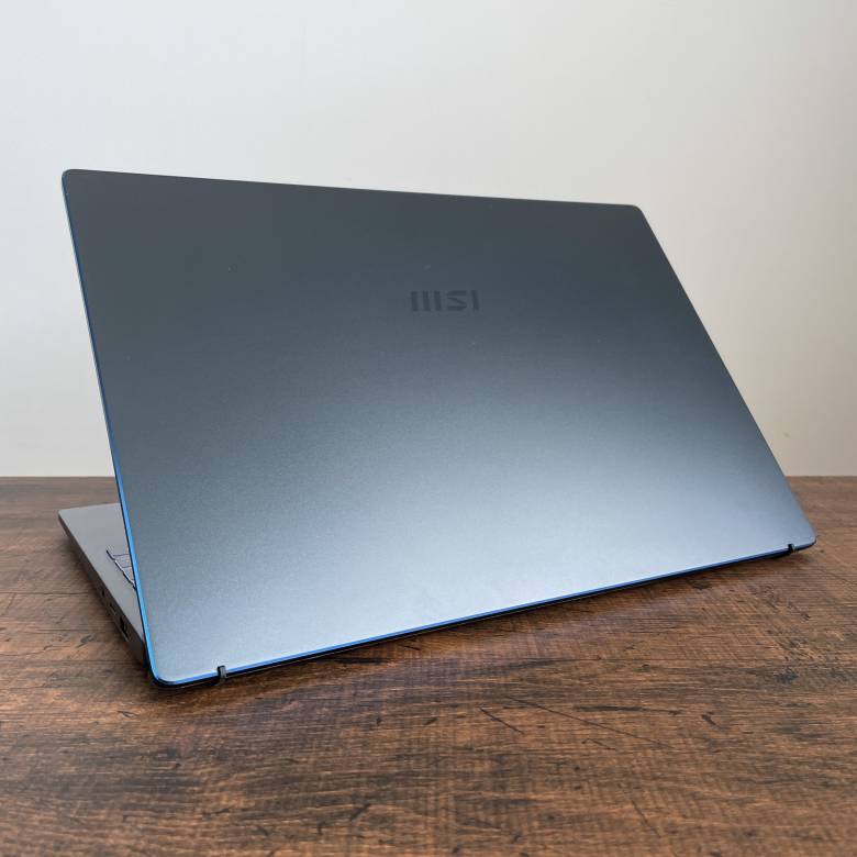 MSI Prestige 14 A11のカラーはカーボングレイ