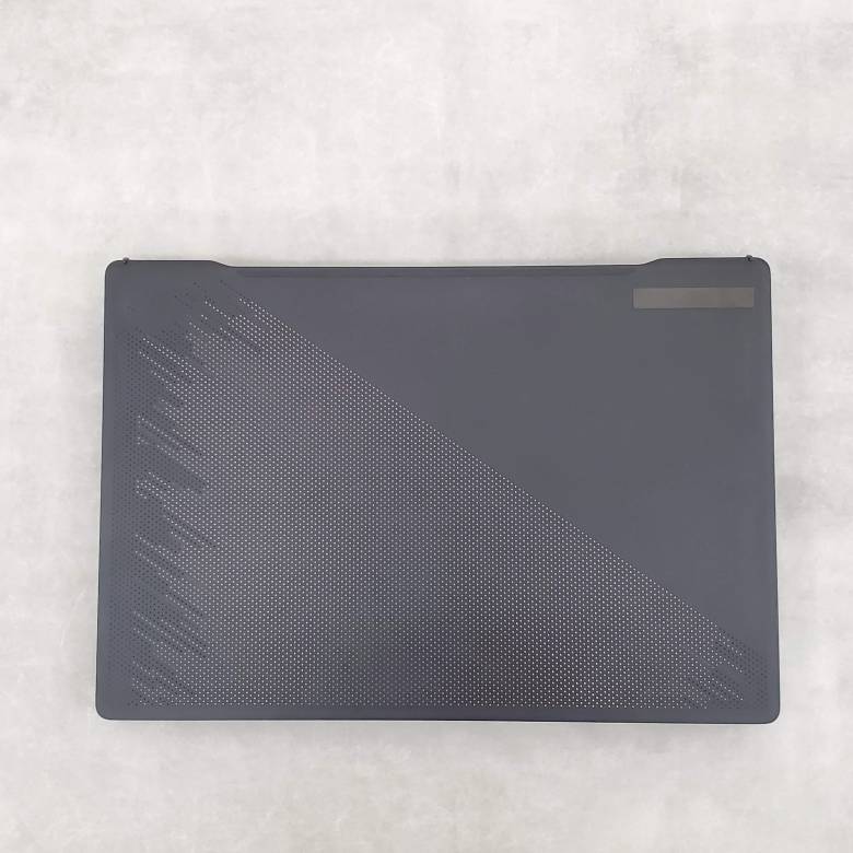 ROG Zephyrus S17のカラーはブラック