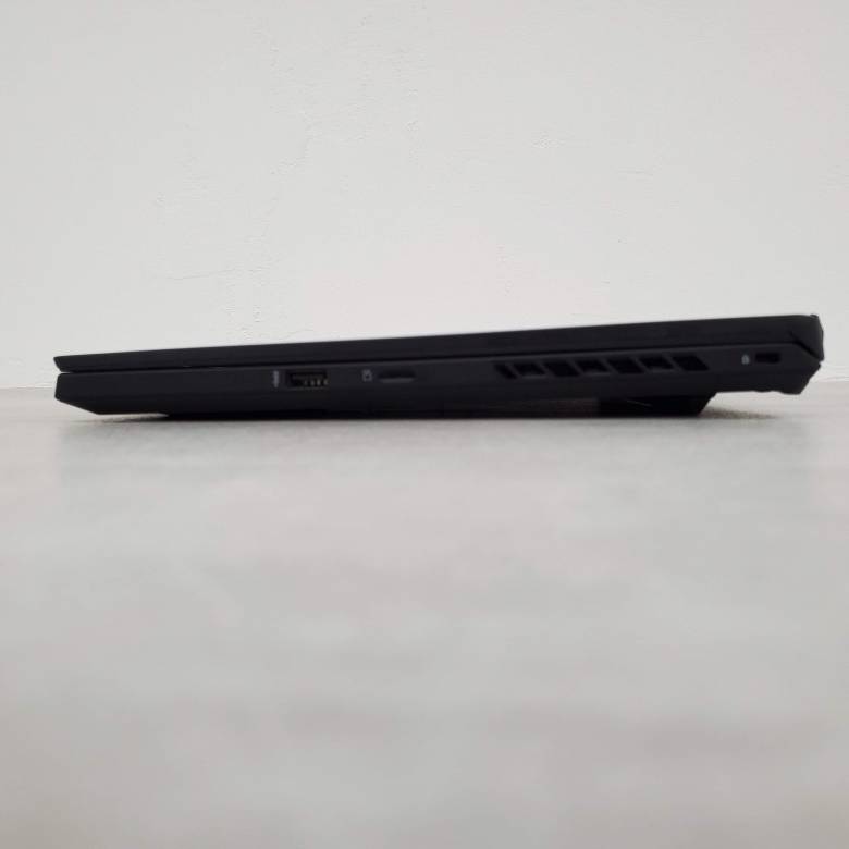 ROG Zephyrus M16の右側面インターフェース