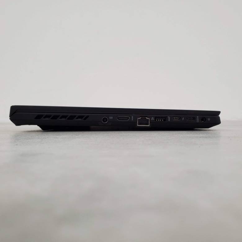 ROG Zephyrus M16の左側面インターフェース