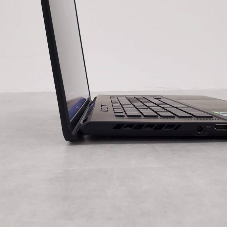 ROG Zephyrus M16のディスプレイはナローベゼル