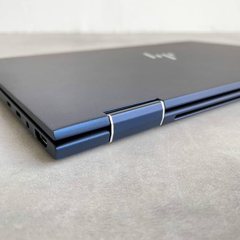 HP Elite Dragonfly G2の側面はエメラルドカットが施されている