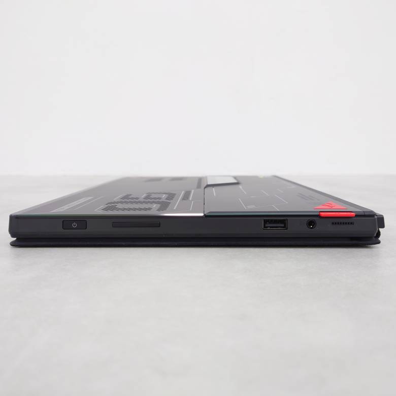ROG Flow Z13の右側面インターフェース