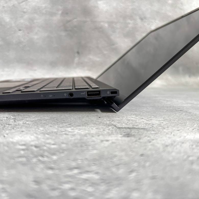 ASUS ExpertBook B9のリフトアップ機構