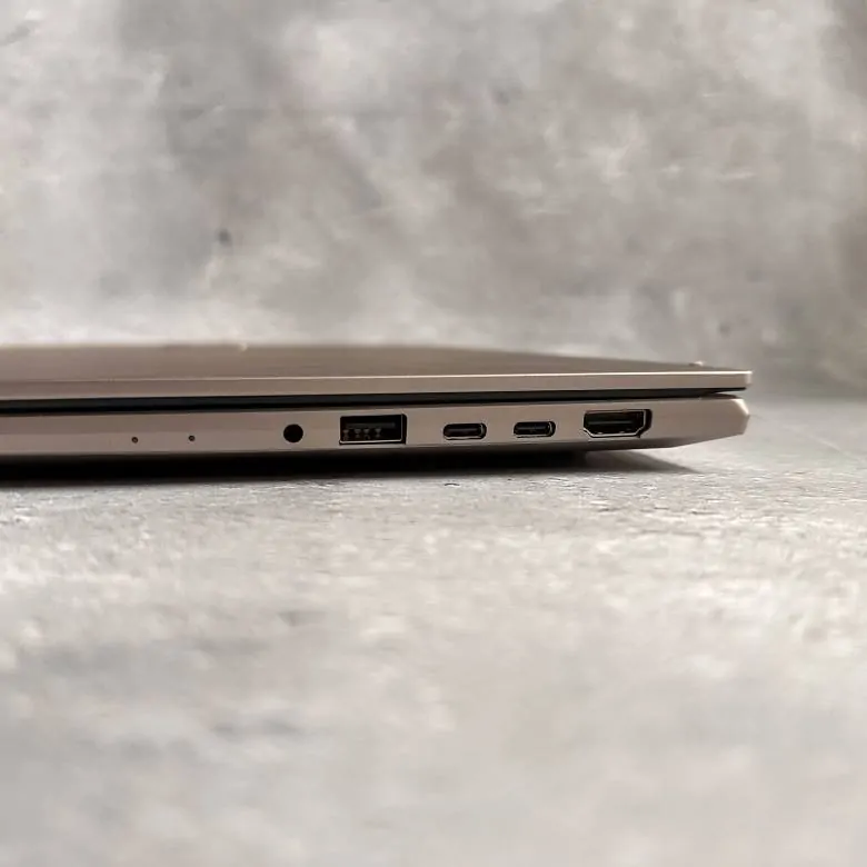 Vivobook S 14X OLED S5402ZAの左側面インターフェース