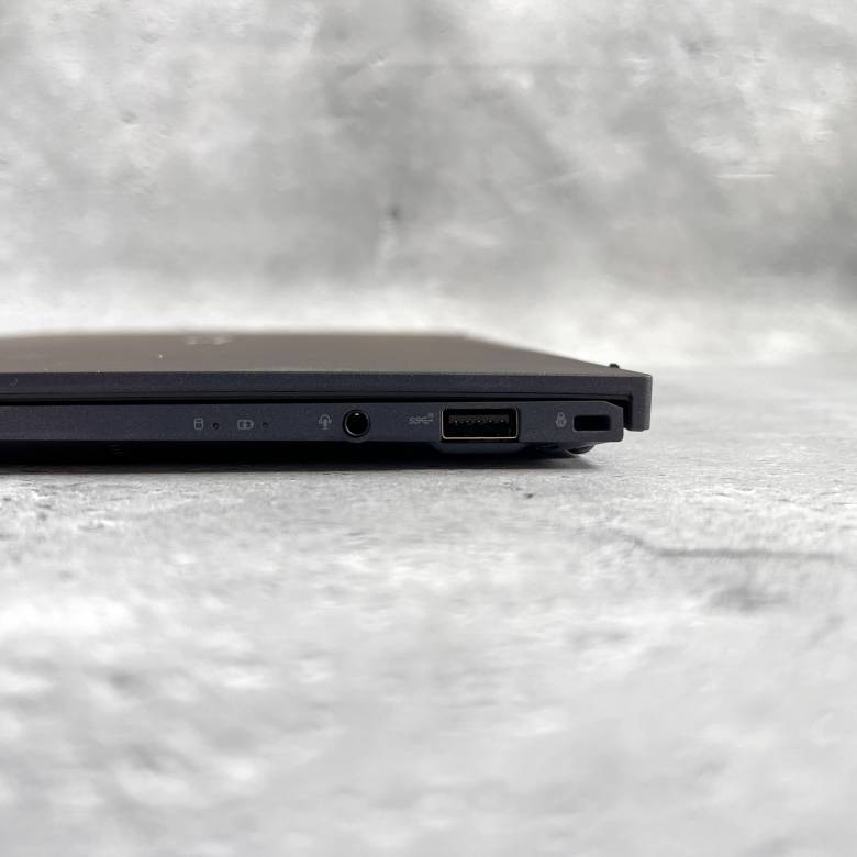 ASUS ExpertBook B9の右側面インターフェース