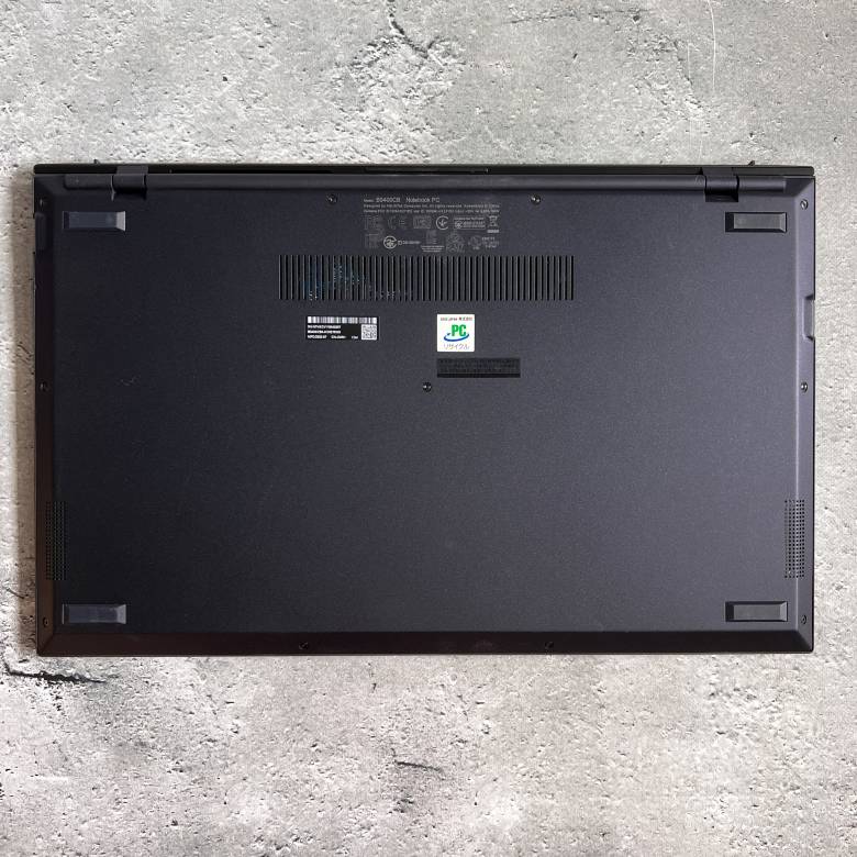 ASUS ExpertBook B9の底面はマグネシウム合金採用