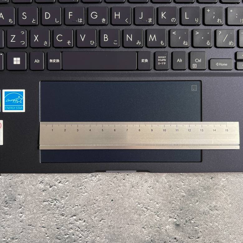 ASUS ExpertBook B9のタッチパッドは約13cm