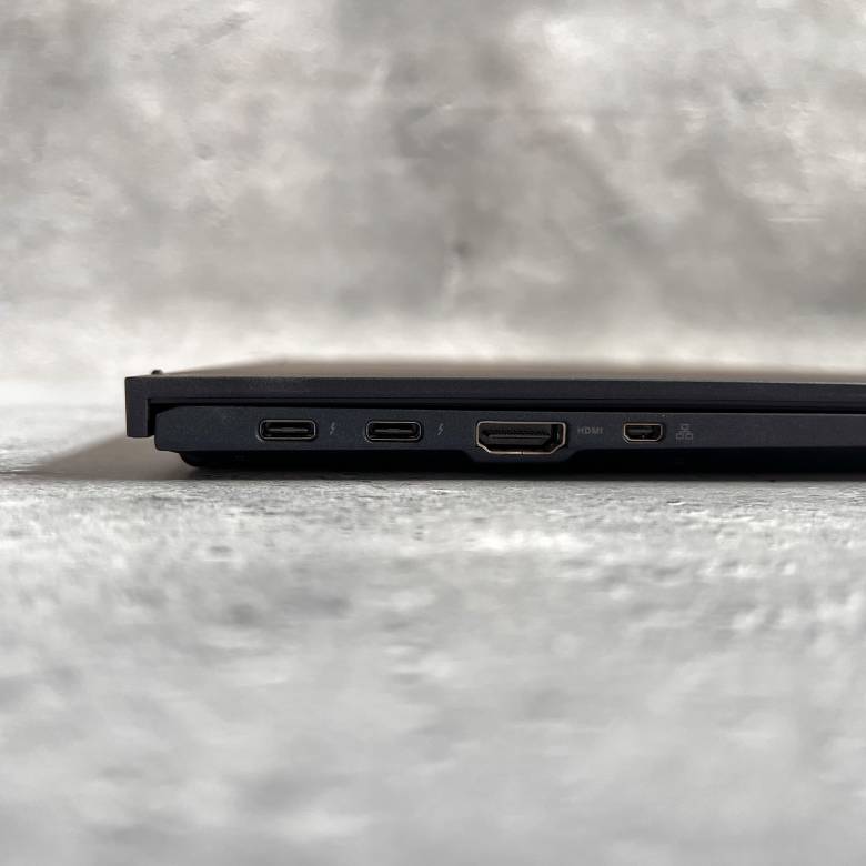 ASUS ExpertBook B9の左側面インターフェース