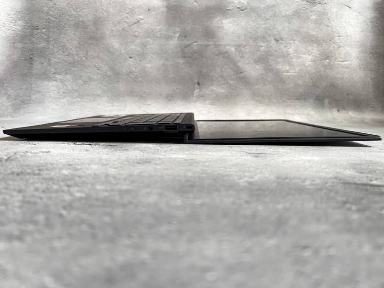 ASUS ExpertBook B9はフラットに開く