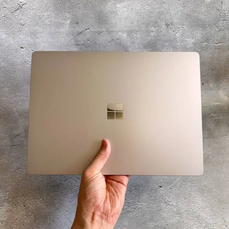 Surface Laptop 5 13.5インチのカラーはプラチナ