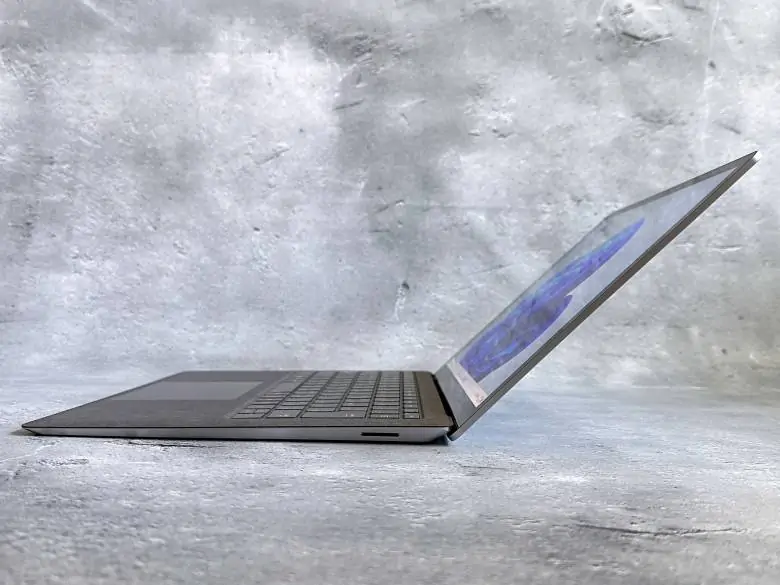 Surface Laptop 5 13.5インチのヒンジ部は130°くらいまで開く