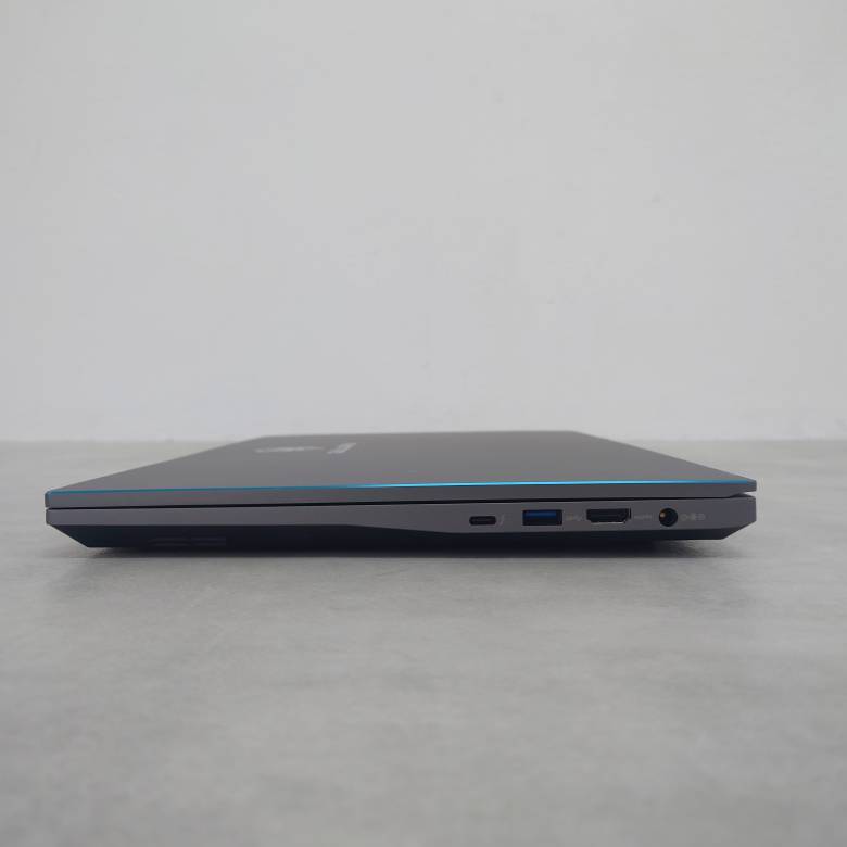 GALLERIA UL7C-AA2の右側面インターフェース