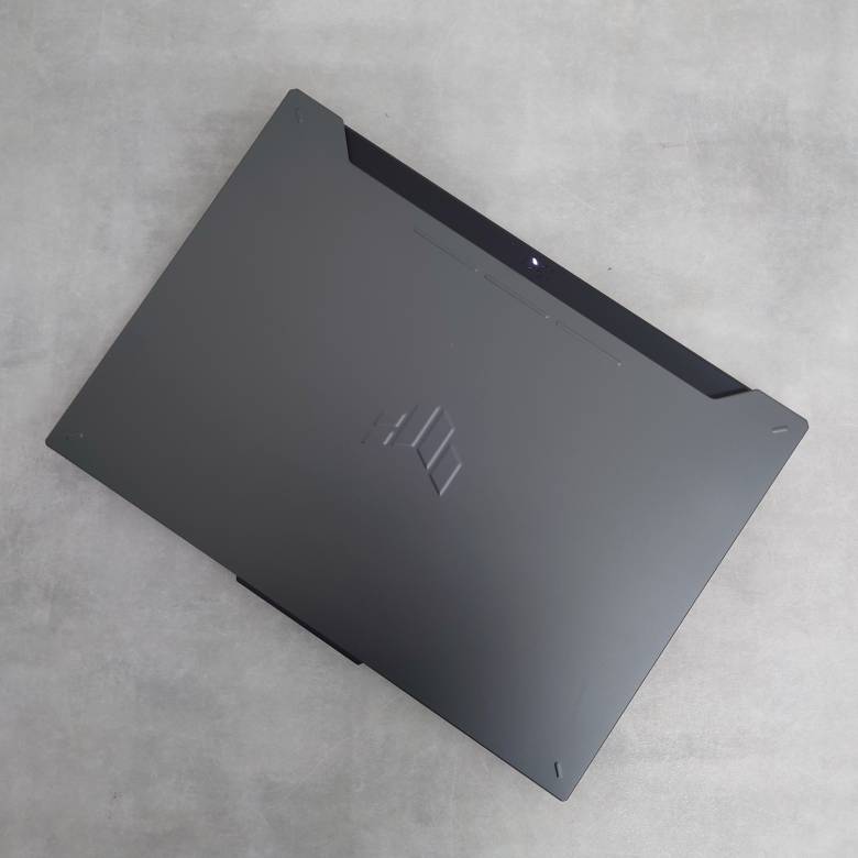 ASUS TUF Gaming A15 (2023)のカラーはガンメタリック