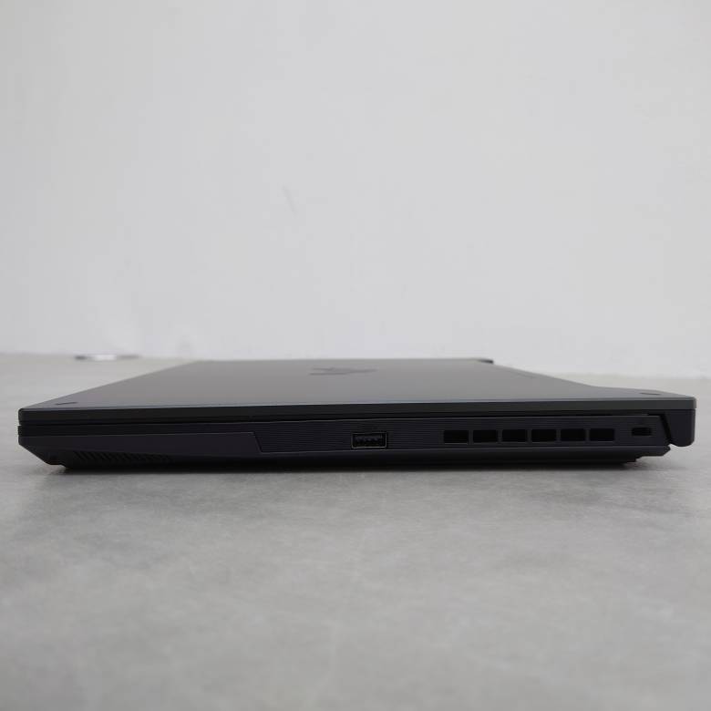 ASUS TUF Gaming A15 (2023)の右側面インターフェース