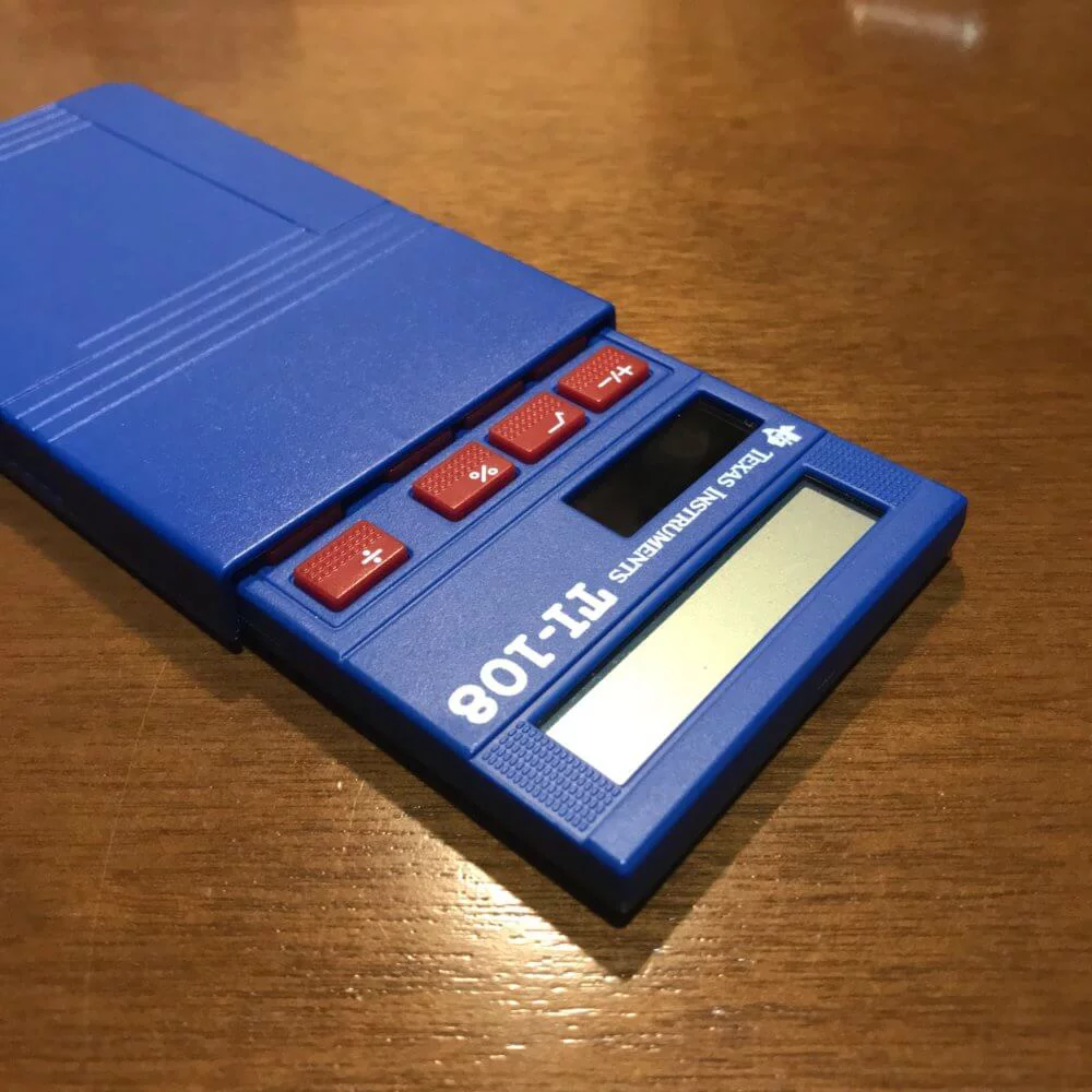TEXAS INSTRUMENTSのTI-108はスライドカバー付き