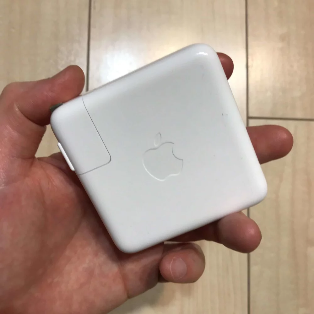 Anker PowerPort ll PDレビュー】MacBookとスマホ同時充電可の小型AC