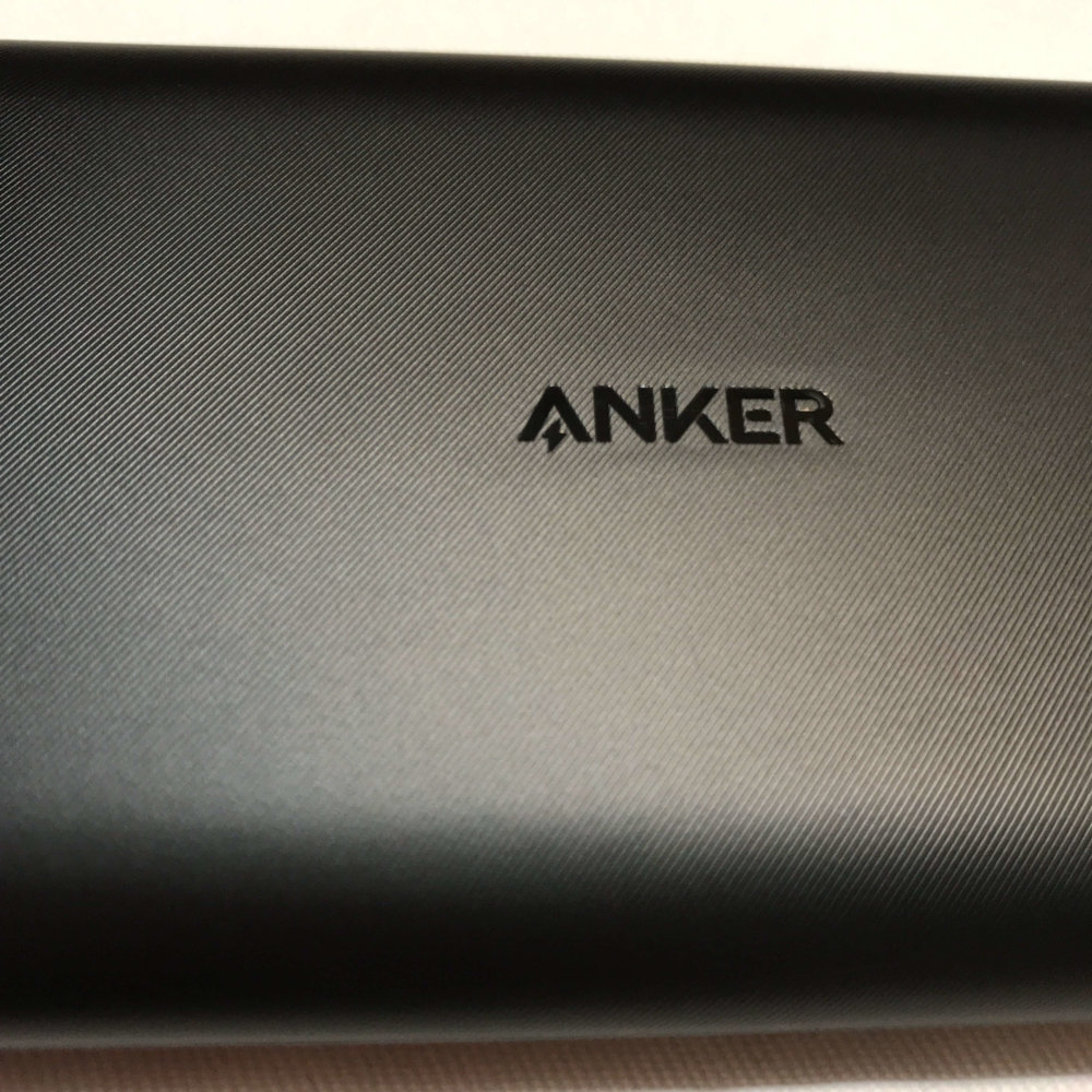 Anker PowerCore Lite 10000の表面にはヘアラインのような凹凸