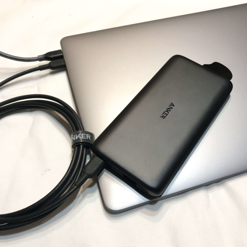 Anker PowerCore Lite 10000はMacBookからの充電も可能