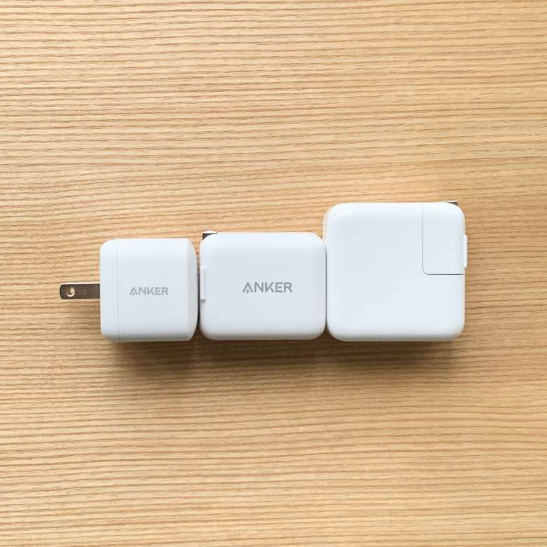 Anker PowerPort Atom PD 1とAnker PowerPort III miniとMacBook Airのサイズ比較