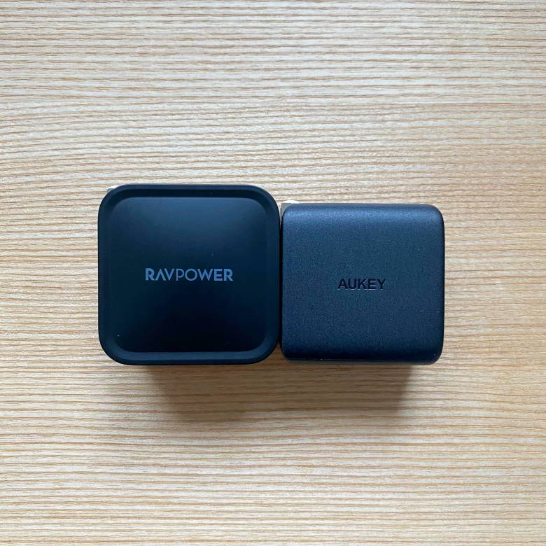 RAVPower RP-PC133とAUKEY Omnia Mixのサイズ比較